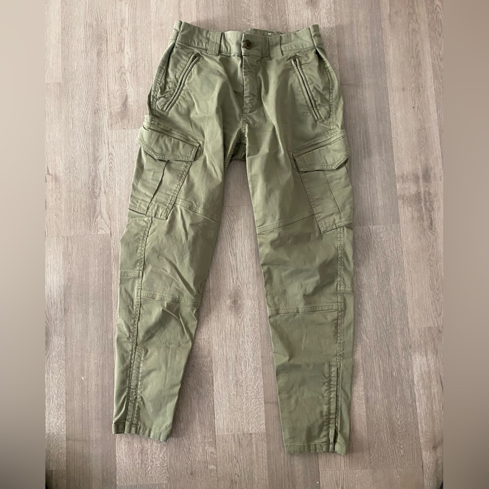 Nice-Fitting cargo l.olive pants with zip ankle and functioning pockets🥑